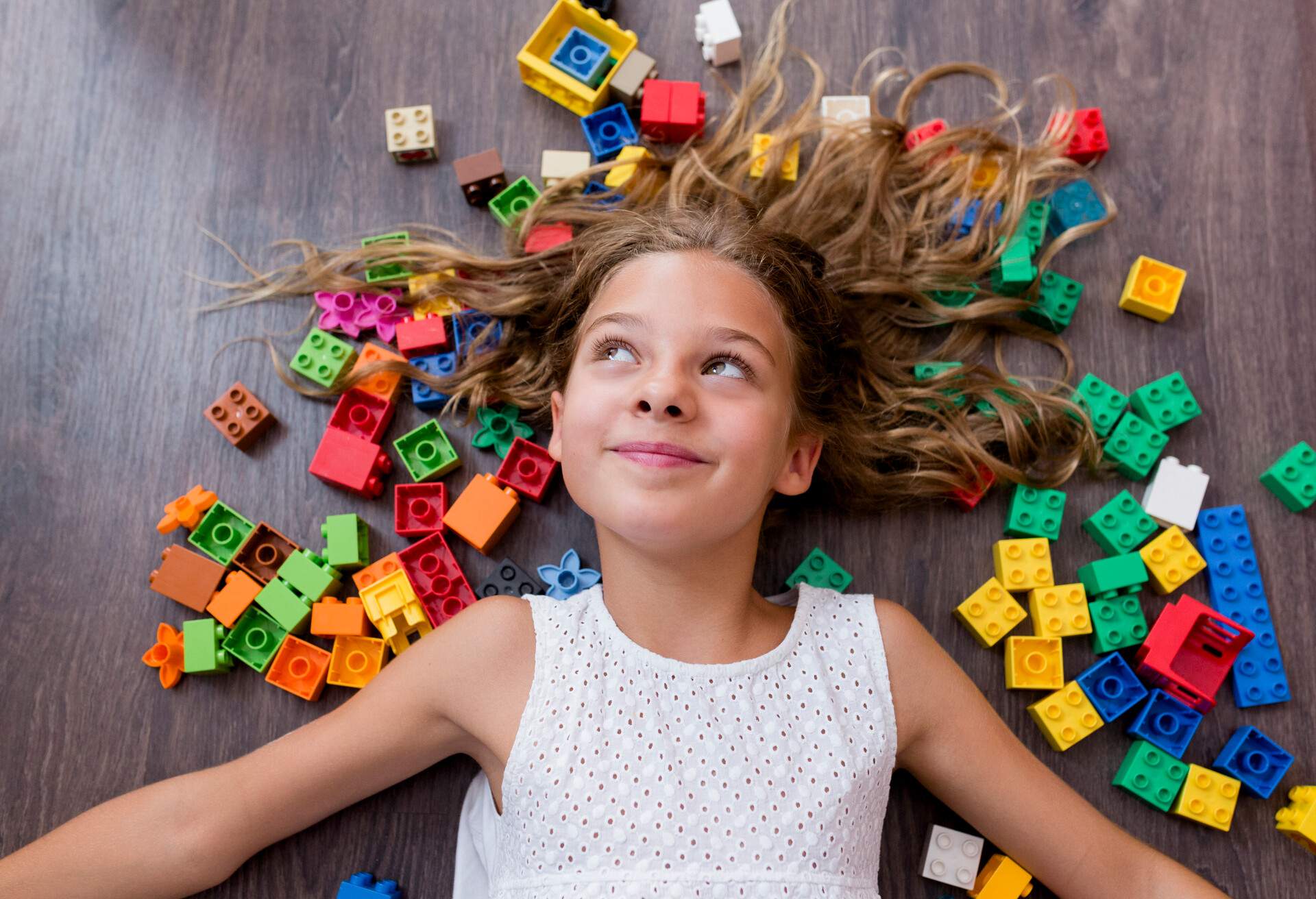 CHILD_GIRL_LEGO_BLOCKS