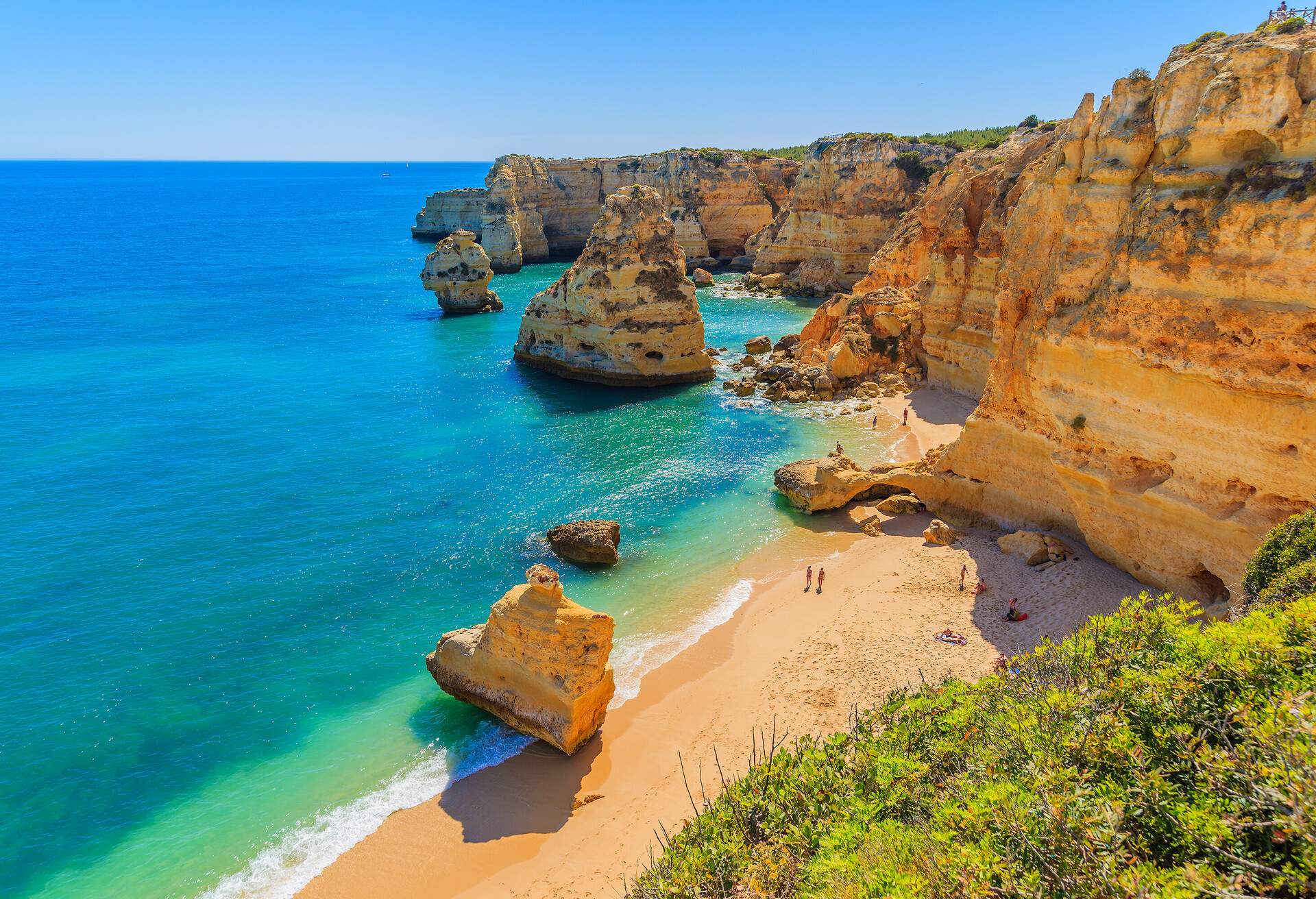 DEST_PORTUGAL_ALGARVE_Praia-do-MARINHA_GettyImages-641043764