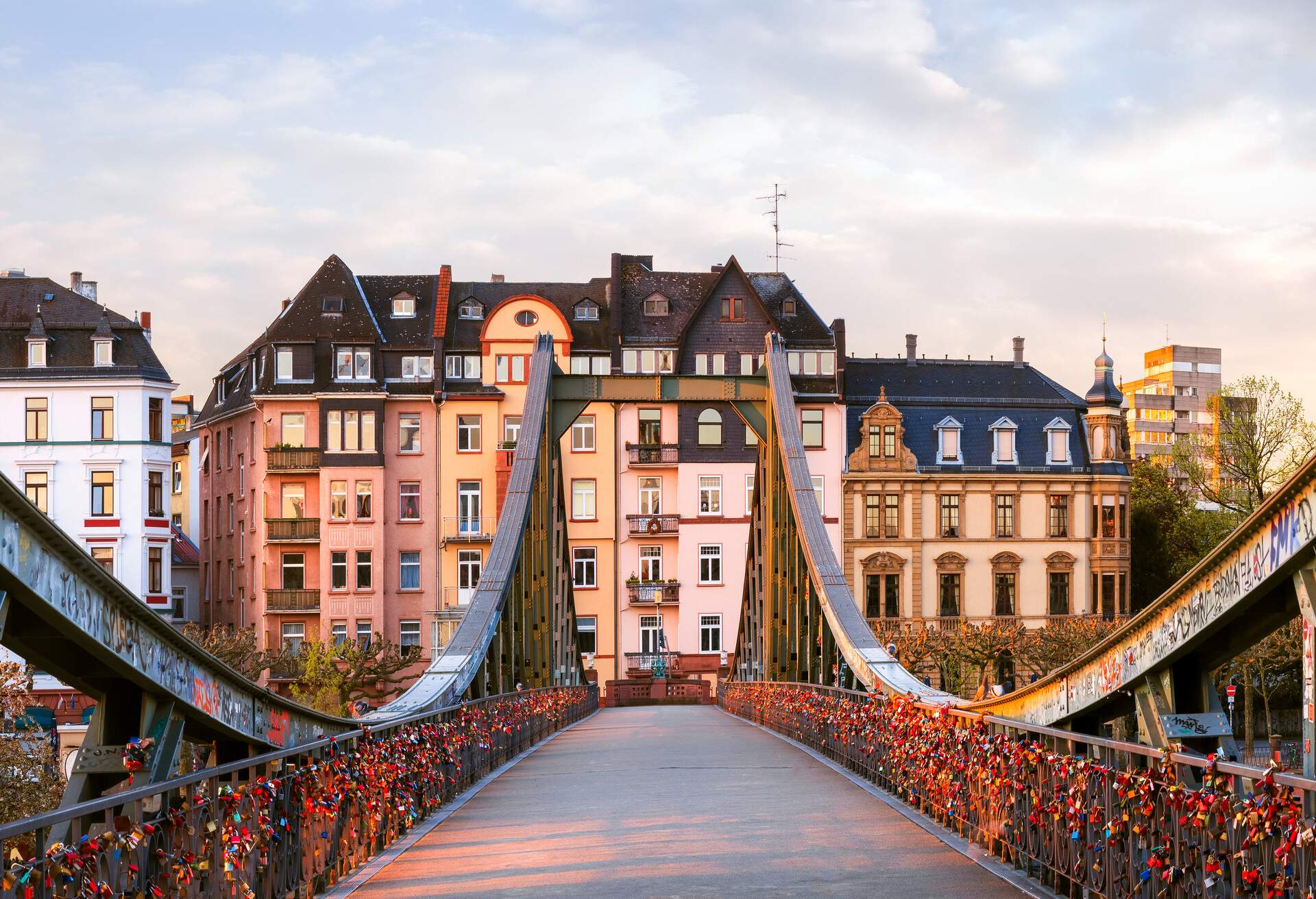 DEST_GERMANY_FRANKFURT_EISERNER_STEG_GettyImages-534800378