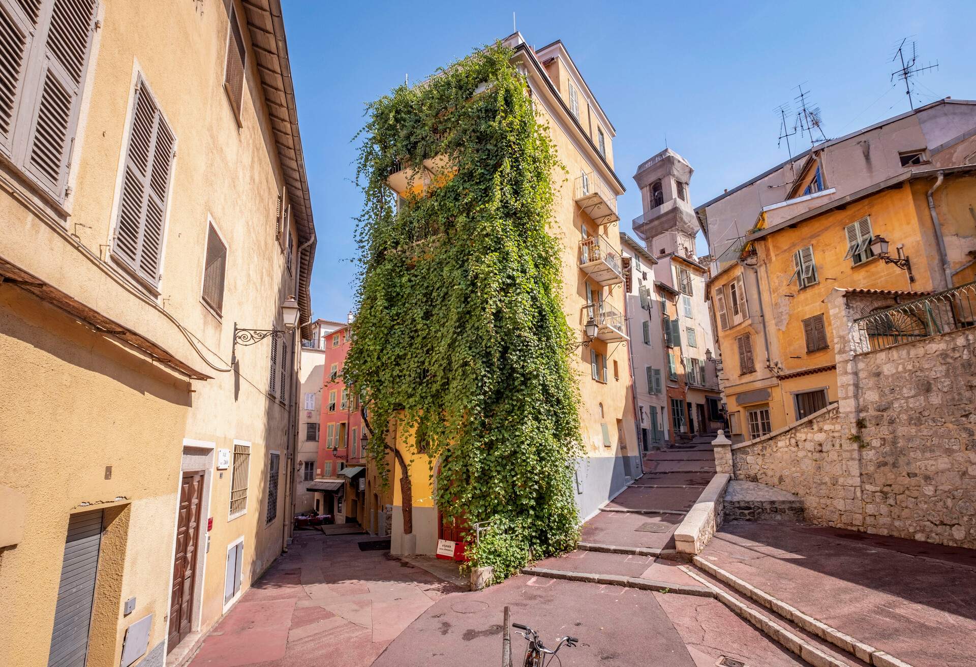 DEST_FRANCE_NICE_OLD-TOWN-GettyImages-1214889427